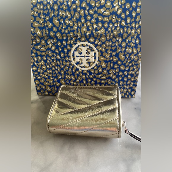 TORY BURCH Kira Chevron Metallic Bi-fold Wallet - Picture 6 of 8